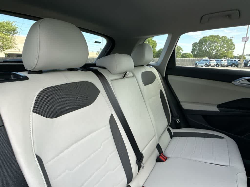 2026 Volkswagen Taos SE